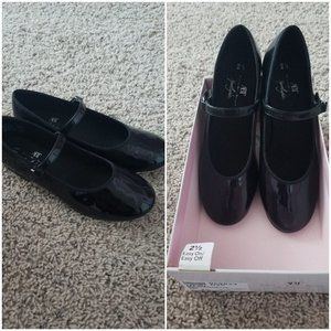 Girl black tap shoes size 2.5